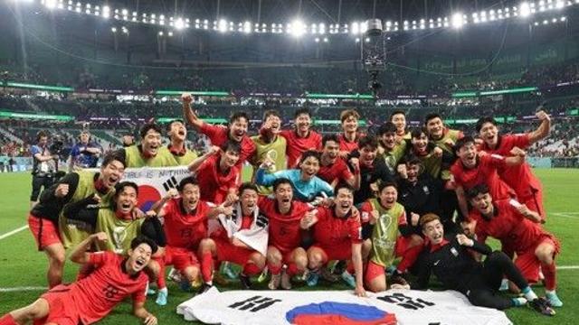 韓 홀로 득 봤네? 태극전사 단체사진+BTS 정국 '눈길'…FIFA, 팬들 항의에 '호날두 삭제' 포스터 수정