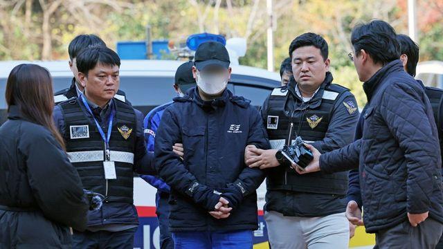 ‘신안 여객선 좌초’ 항해사·조타수 영장심사 출석 “혐의 인정…승객에 죄송”