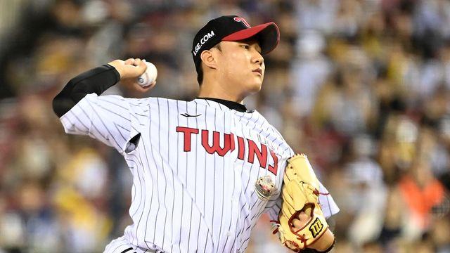 LG 유망주 2명 데려간 롯데, 마운드에 '선발 씨앗' 뿌린다…