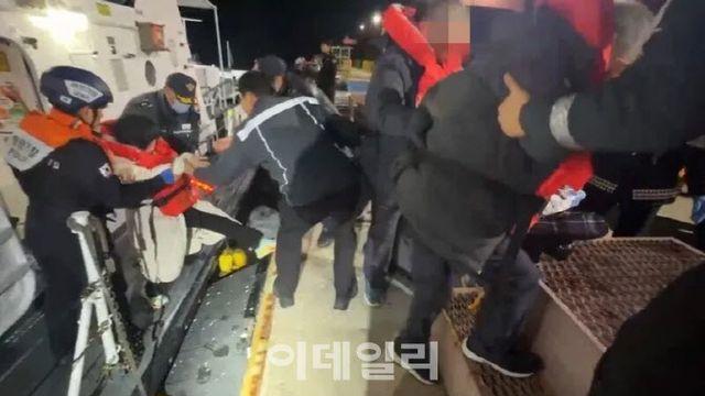 267명 탄 여객선 좌초 항해사 “죄송…휴대전화 잠깐 봐”