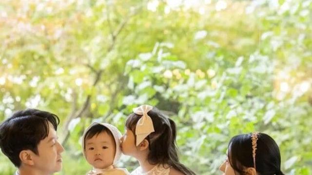 이정현, 의사 남편·두 딸과 그림 같은 가족사진 공개… 둘째 딸 '서우' 첫 돌 기념 