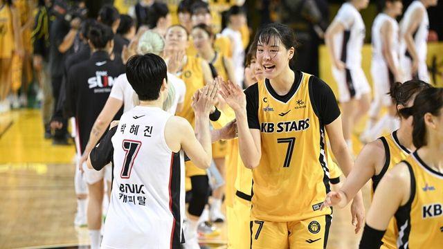 '박지수 23득점' 여자농구 KB, BNK 잡고 개막 2연승… 우리카드는 2연패 수렁