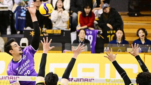 '아라우조·알리 52점 합작' 우리카드 연승…KB손해보험 선두 탈환 저지