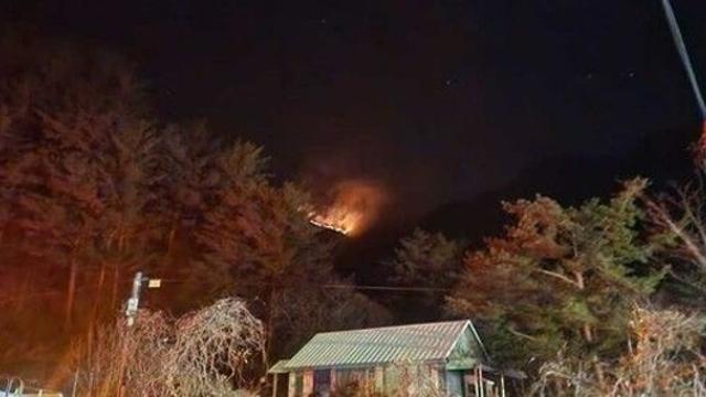 양양 서면 야산서 산불…일몰로 헬기 투입 불가