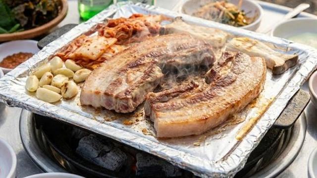 “빨리 익히려고?” 고깃집 불판 위에 '은박지' 깔아주는 진짜 이유, 알고 보니…