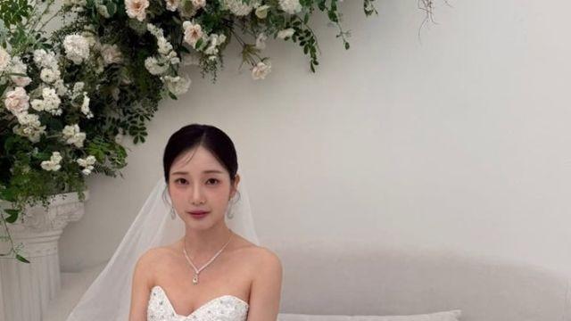 이용대와 열애설 후…에이프릴 윤채경, 웨딩드레스 자태 공개