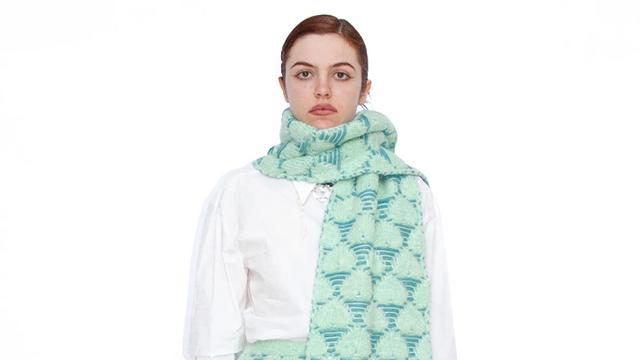 겨울 앞두고 말 많은 콜리나 스트라다의 니트 모자, 시몬 로샤의 목도리 어떻길레