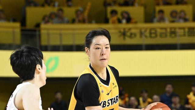 박지수 23점 폭발…여자농구 KB, BNK 잡고 단독 선두(종합)
