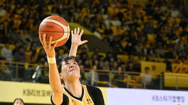 여자농구 국민은행, BNK 잡고 개막 2연승…우리은행은 2연패(종합)