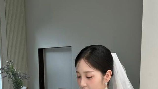 '이용대와 열애설' 윤채경, 웨딩드레스 자태 공개
