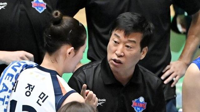 [오피셜] ‘KOVO컵 우승→7연패 부진’ 김호철 감독 자진 사퇴! IBK기업은행, “결단 존중...반등 최선”