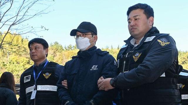 '휴대폰 딴짓' 무인도 돌진, 여객선 항해사·조타수 구속