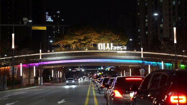 하남 미사강변도시 입구에 등장한 '밤에 뜨는 무지개'