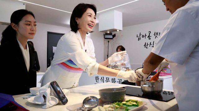 김혜경 여사 “김치는 찢어 먹으면 더 맛있어”…남아공서 한식 외교