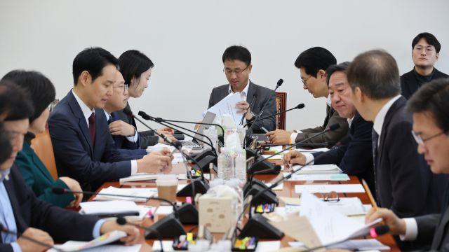 예산안 처리 D-8…여야, 소소위 가동해 막판 ‘대충돌’ 예고