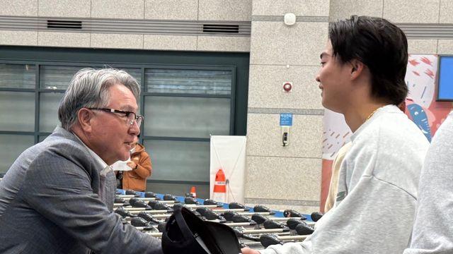 '한화 새 얼굴' 왕옌청, 한국 깜짝 방문! 김경문 감독에게 모자 벗고 '깍듯한 첫 인사' [인천공항 현장]