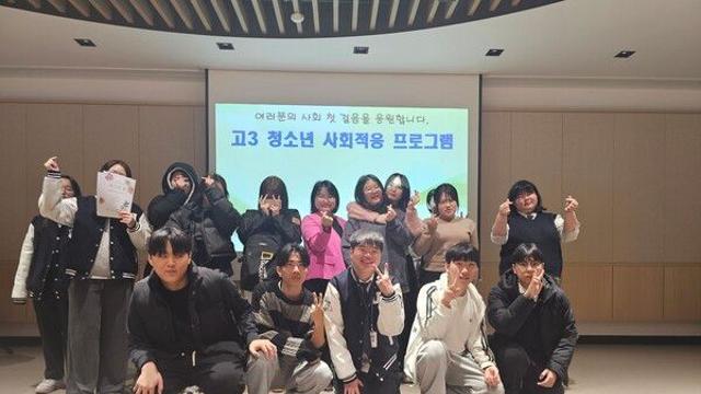 울릉군, '수능 마친 울릉 고3' 퍼스널컬러로 ‘자신감 톤업’… 립스틱 제작 프로그램 큰 호응