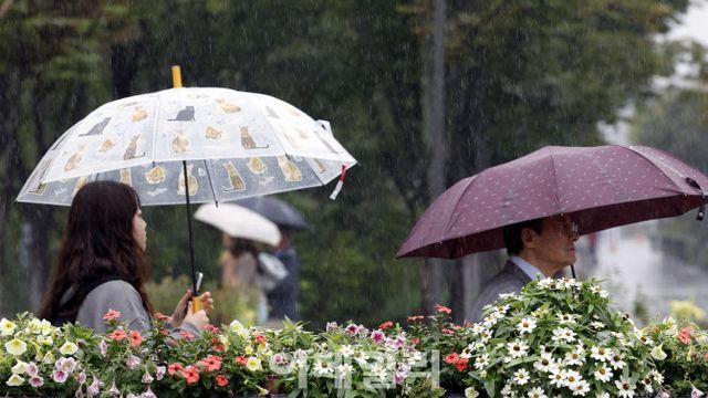 수도권·충청 곳곳 빗방울…동해안은 산불 위험 커져[오늘날씨]