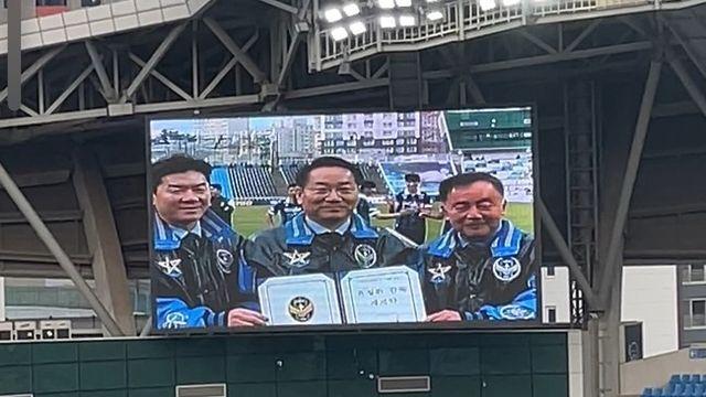 [K-현장메모] 낭만 미쳤다! 인천, 팬들 앞에서 윤정환 감독과 재계약…“생존왕이 아닌 더 높은 곳 바라보겠다”