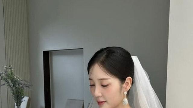 이용대와 열애설 윤채경, 순백의 '웨딩드레스 자태' 공개… 8살 연상 싱글대디 이용대와 열애 화제 속 근황
