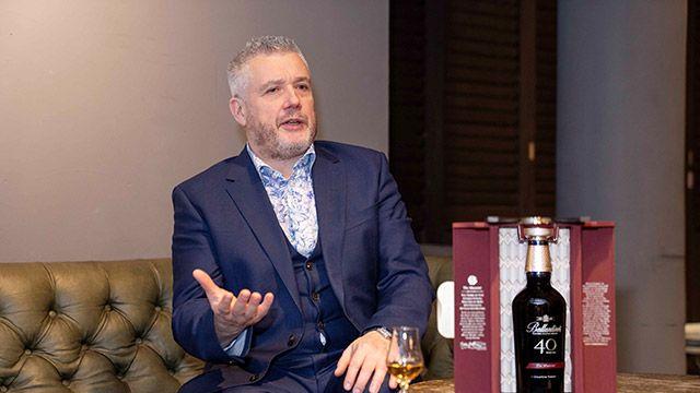 [인터뷰] 위스키 장인 샌디 히슬롭 “직관의 순간 담았다”…발렌타인 40년 더 모먼트