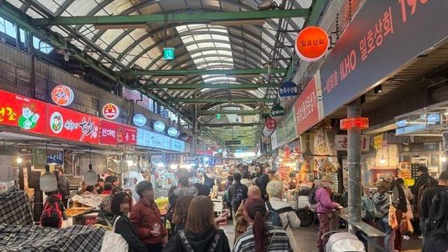 광장시장 ‘바가지 논란’에 결국···일반 점포 상인들, 노점상 상대 3억 손해배상 소송