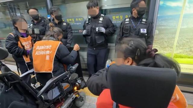 서울 지하철 4호선 혜화역서 전장연 탑승시위…