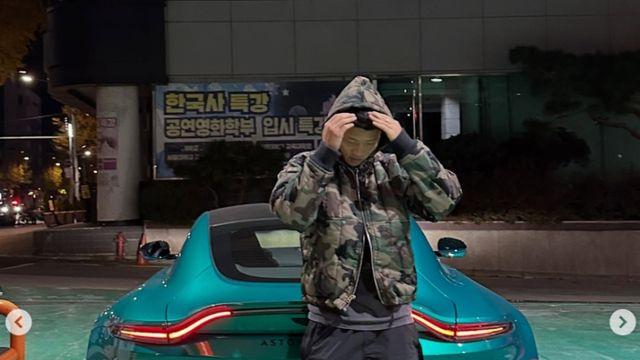 슈퍼카 앞에서 포즈 잡은 황희찬, 팬들은 