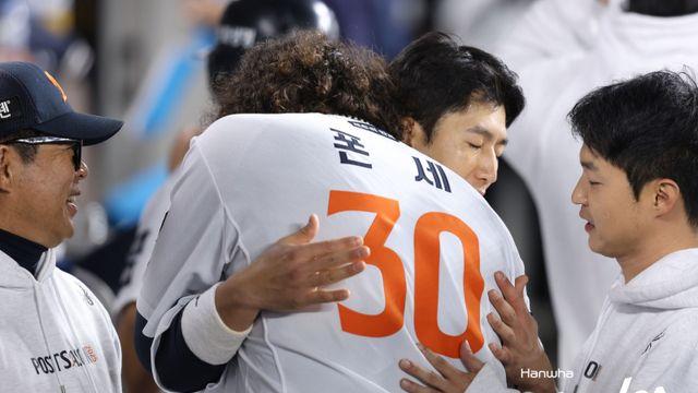 '감사·울컥' 폰세가 지목한 두 사람, 안방마님과 아내 [IS 스타]