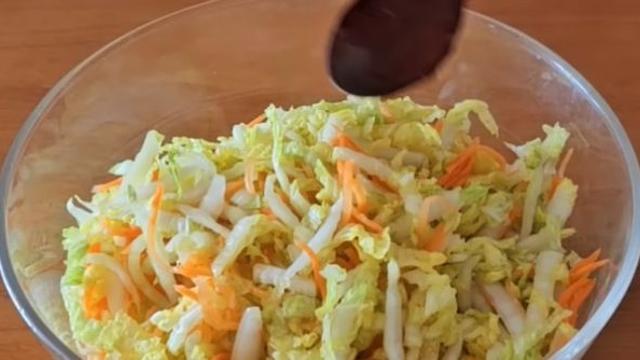 배추를 채 썰어 '찬물'에 담갔다 꺼내면, 김치보다 맛있습니다