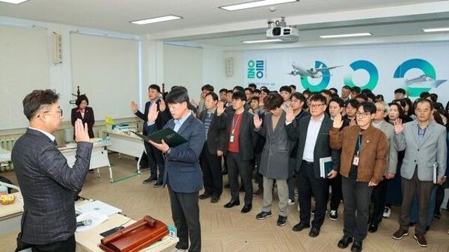 울릉군의회, 2025년 행정사무감사 돌입… 위원장 최경환 의원 선서식 진행