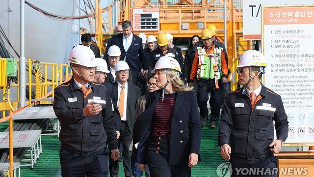 캐나다 산업장관, 한화오션 거제조선소 방문…잠수함 역량 확인
