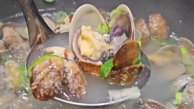 겨울에 안 먹으면 섭섭한 바지락국, 이렇게 끓이면 모래 한 알도 안 씹혀요