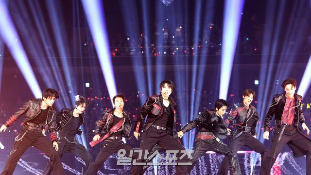 더보이즈, 격변기 끝에 들어 올린 ‘최고 영예’...팀의 새 시대 열었다 [IS포커스]