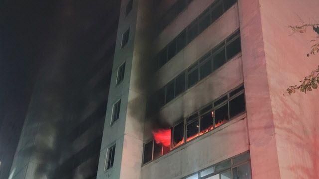 김치 냉장고 발화 추정…한밤 대구 아파트 화재로 5명 부상