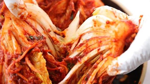 김치 위에 '하얀색' 곰팡이?...