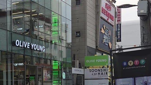 어제 홍대거리에 목격된 배우 샤를리즈 테론...jpg