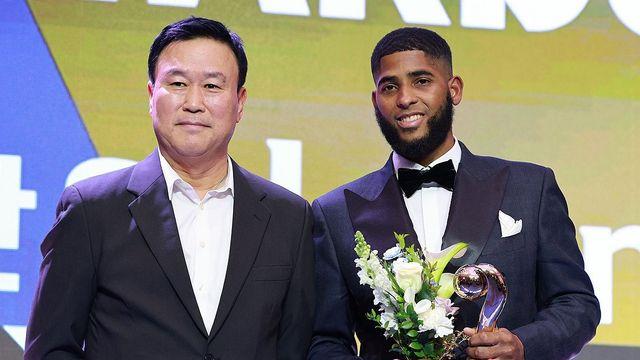 '트로피 4개 든' 디아즈 