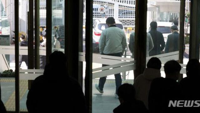 공무원 당직제, 76년 만에 바뀐다…'재택' 확대하고 AI 민원 도입