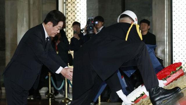 이 대통령, 국부묘소 헌화로 튀르키예 국빈방문 일정 돌입…곧 정상회담