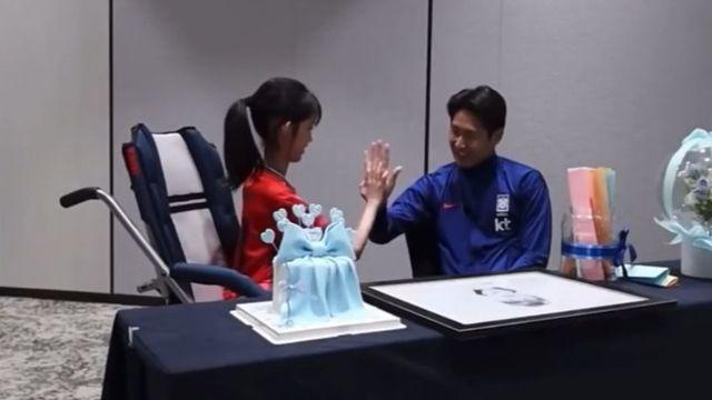 ‘인성도 월드클래스’ 이강인이 선사한 감동...소녀 팬과 약속한 세리머니 잊지 않았다