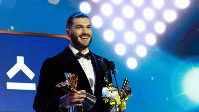 '투수 4관왕' 폰세, 트로피 4개를 한꺼번에, 