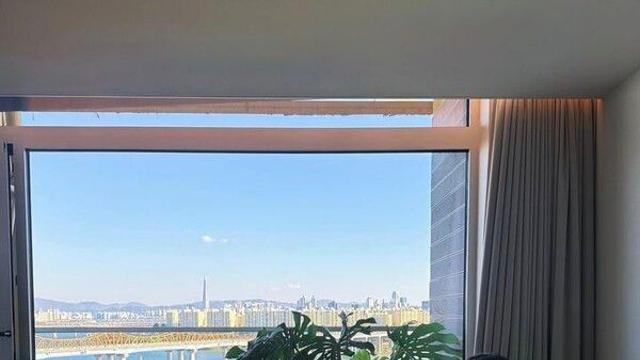 '금융인♥' 효민, 한강뷰 신혼집 공개…모던 감성