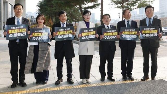 與 특검특위, 대법 찾아 