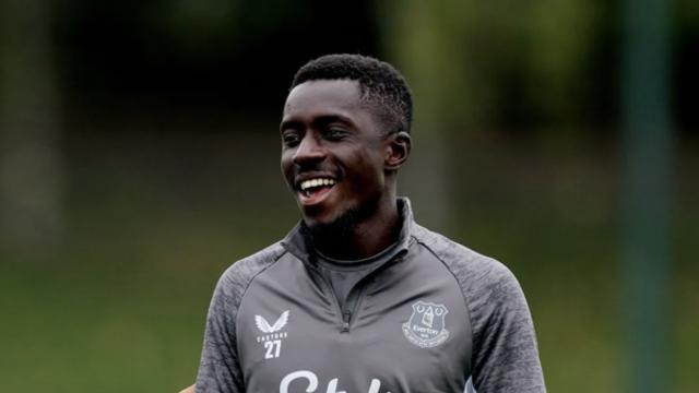 '패스 안 받고 뭐해!' 에버턴 MF 게예, 맨유와 경기 중 동료 빰 때려 다이렉트 퇴장