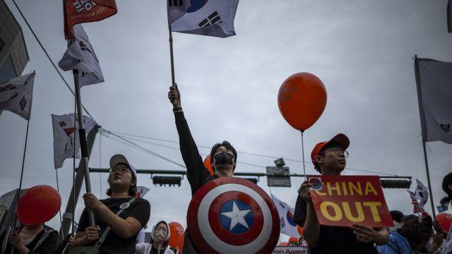 中 대사 얼굴 인쇄물 찢은 보수단체 회원들, 불구속 송치