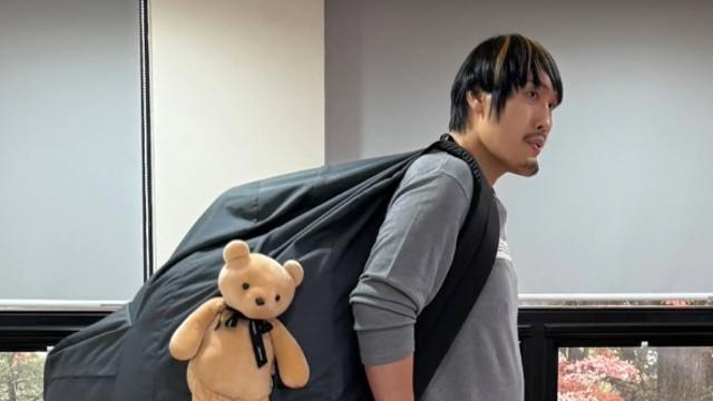 “공항패션 맞아” 최홍만, 217cm 압도하는 ‘자이언트 백팩’ 포착 [AI 포토컷]