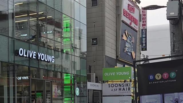 홍대에 나타난 배우 샤를리즈 테론