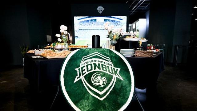 ‘눈찢기 인종차별 징계’ 전북 타노스 코치, 결국 사의 표명… 전북 “상벌위 재심 청구 결정”