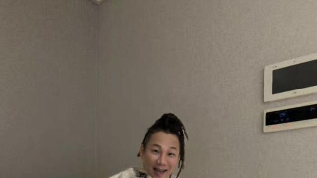 ‘이혼’ 윤민수, 반려견 순수와 활짝 웃었다[IS하이컷]